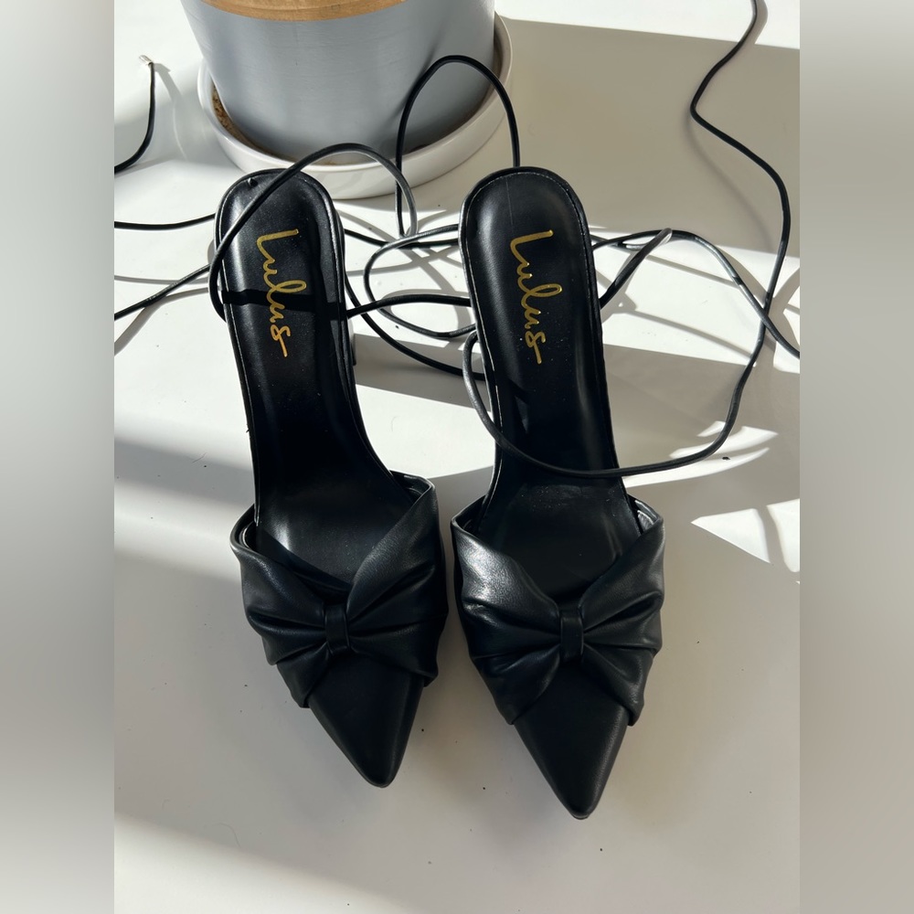 NWOT lulus wrap heels with pointy ties and bow detail size 7
